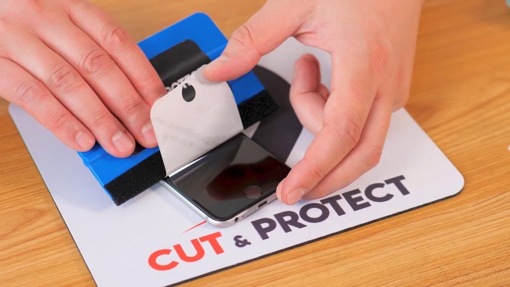 application du film de protection cut & protect sur un iphone 2